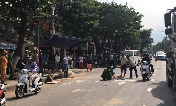 Chở bạn gái đi chơi, nam thanh niên bị xe tải cuốn vào gầm