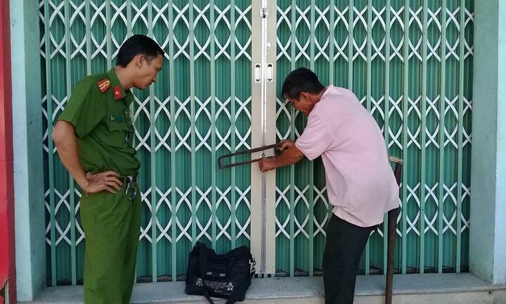 Công an phá khoá cứu gia đình bị côn đồ nhốt trong nhà