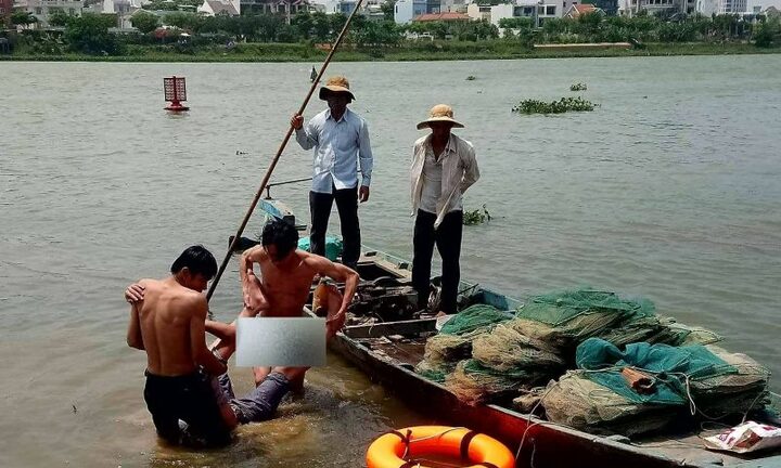 2 bảo vệ lao xuống dòng nước chảy xiết cứu nam thanh niên nhảy cầu tự tử