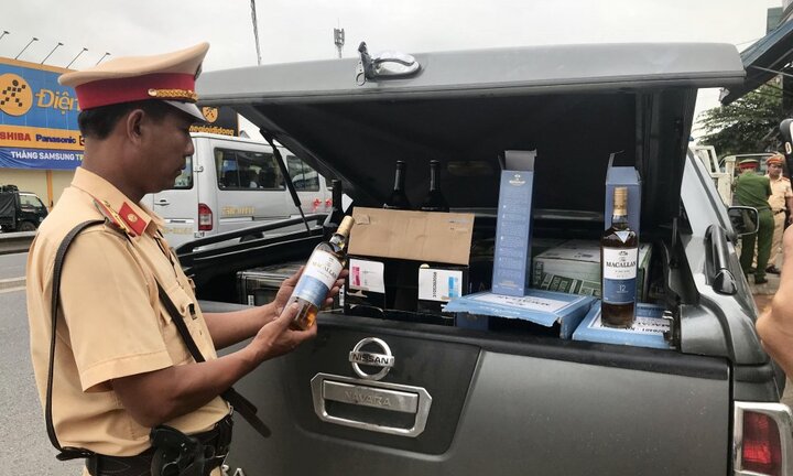 Dùng xe bán tải chở hàng trăm chai rượu lậu cao cấp vào Đà Nẵng tiêu thụ