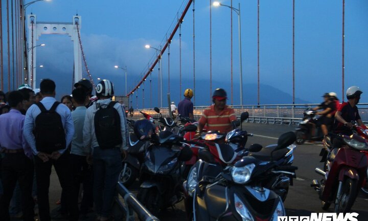 Đang ngồi nói chuyện với vợ sắp cưới trên cầu, nam thanh niên bất ngờ nhảy sông tự tử