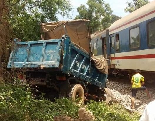 Băng qua đường sắt dân sinh, xe tải bị tàu hoả tông nát đầu