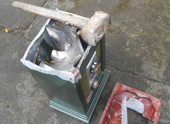 Trộm ngang nhiên vào nhà dân bê két sắt ra cánh đồng đục phá