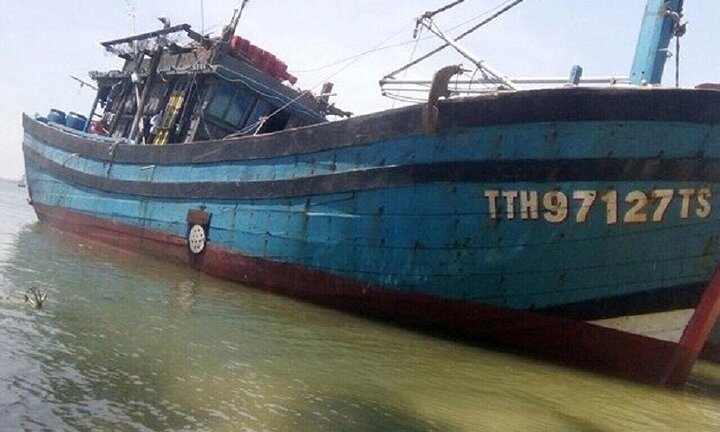 Tàu cá của ngư dân Huế bị đâm thủng, 13 ngư dân lênh đênh trên biển