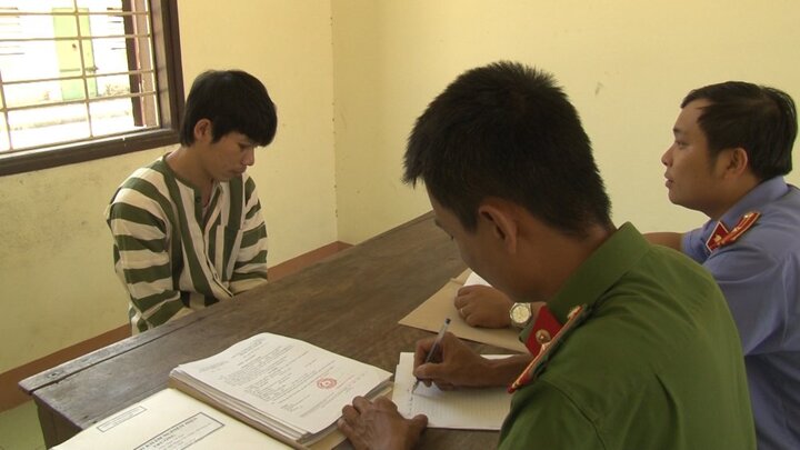 9X say rượu, phê 'cỏ Mỹ' vác dao chém công an bị thương