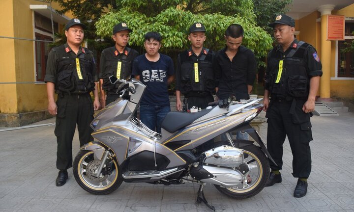 Bắt kẻ mang ma tuý, vũ khí 'nóng' vi vu dạo phố