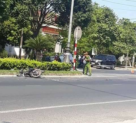 Cố vượt xe cùng chiều, nam thanh niên tông thẳng vào ô tô chết tại chỗ