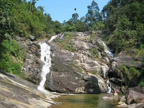 Trượt chân khi tắm thác, nam sinh lớp 10 chết đuối thương tâm