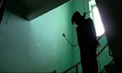 Chủ quán cà phê chết trong tư thế treo cổ trong ngôi nhà bị khoá trái