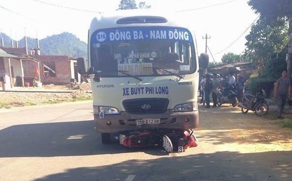 Va chạm với xe buýt, xe máy bị cuốn vào gầm, 4 người trong gia đình thương vong