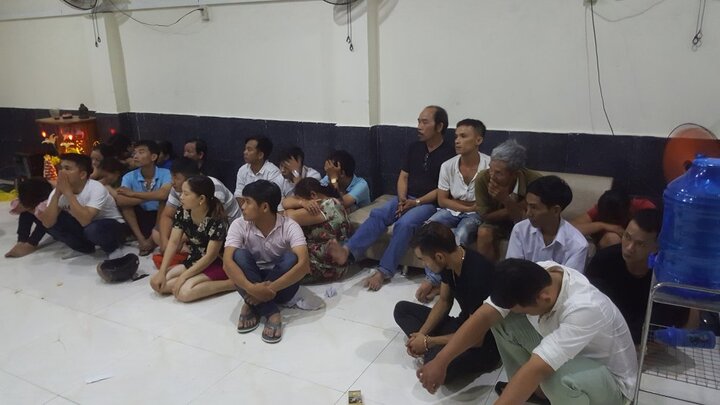 Đột kích sòng xóc đĩa lúc nửa đêm, bắt 25 con bạc