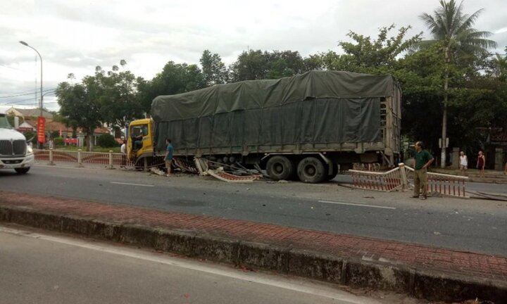 Sau tiếng nổ, xe tải 'cày' nát hơn 20 mét dải phân cách