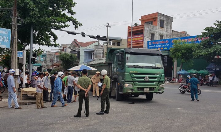 Bị xe ben đâm từ phía sau, cụ ông 93 tuổi đi xe đạp chết thương tâm