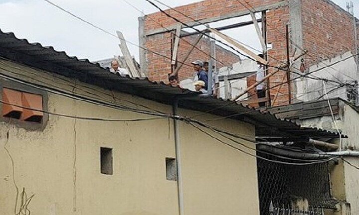 3 giờ vây ráp, khống chế nam thanh niên cầm dao cố thủ trên mái nhà ở Huế