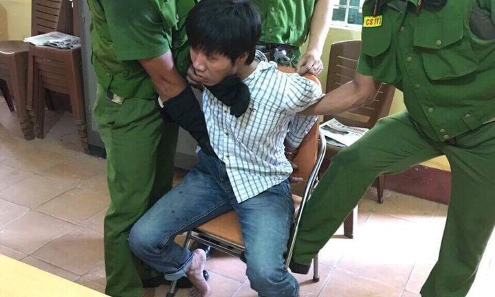 Kẻ 'ngáo đá' dùng hung khí khống chế mẹ ruột doạ đốt nhà