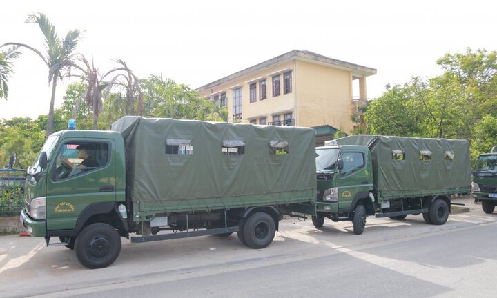 Xe cảnh sát đưa 75 thí sinh đặc biệt đến điểm thi THPT Quốc gia 2018