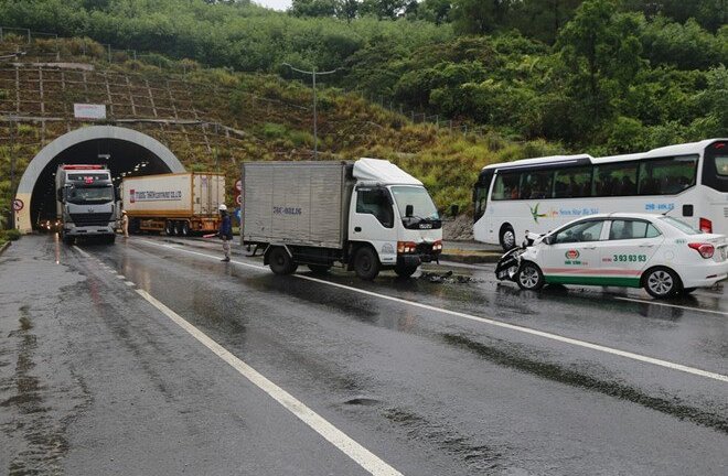 Tai nạn liên hoàn trước cửa hầm, 3 người bị thương