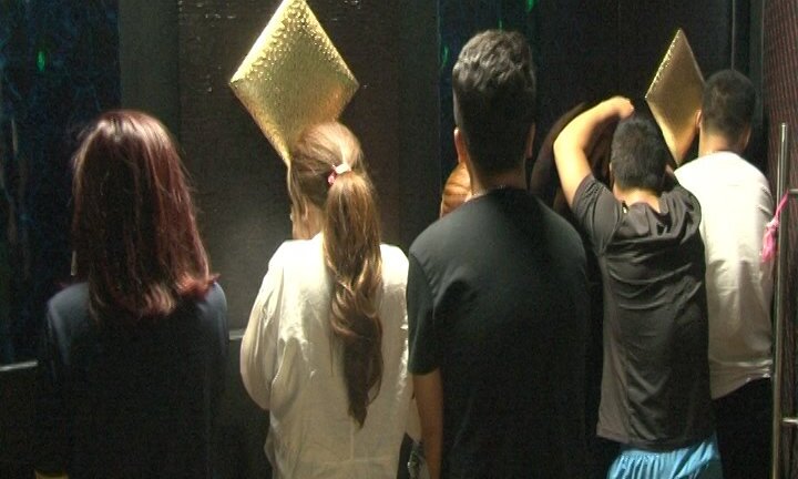 Thuê nhà nghỉ để thác loạn, 27 thiếu niên bị bắt quả tang