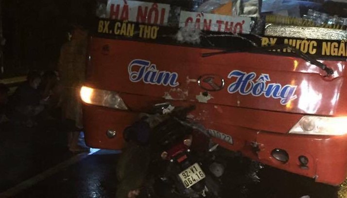 Va chạm với xe khách giường nằm, hai mẹ con chết tại chỗ