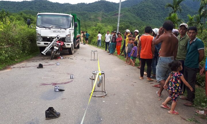 Xe máy găm chặt vào đầu xe tải chở rác, 2 người trọng thương