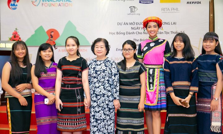 Hoa hậu H'Hen Niê hoá thân thành cô gái H'Mông xinh đẹp rạng rỡ