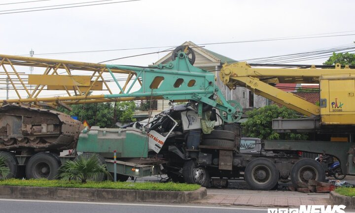 Hai xe đầu kéo của doanh nghiệp từng chở 3 cây đa khổng lồ đâm nhau trên quốc lộ