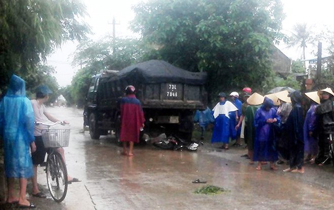 Bị cuốn vào gầm xe tải, thiếu nữ 18 tuổi chết thảm ở Quảng Bình