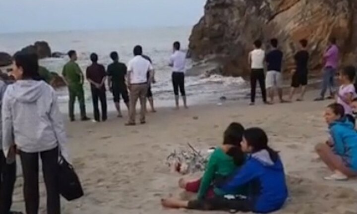Rủ nhau đi tắm biển, nam thanh niên bị sóng cuốn mất tích