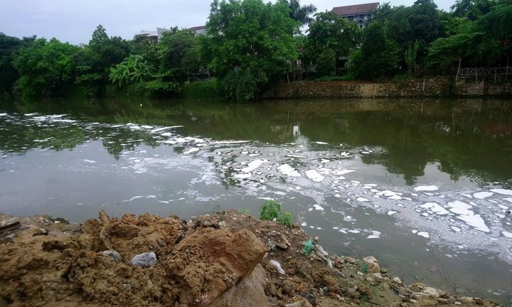 Bọt trắng bất thường trải dài hàng km trên sông An Cựu ở Huế