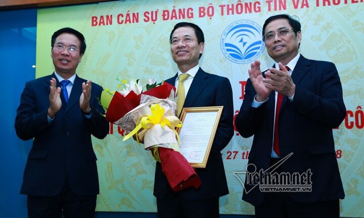 Trao quyết định phân công ông Nguyễn Mạnh Hùng làm quyền Bộ trưởng TT&TT