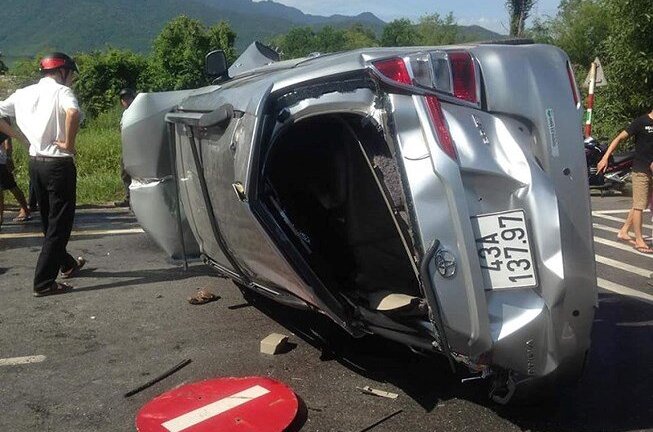 Tông vào dải phân cách, 3 người mắc kẹt trên chiếc ô tô lật nghiêng giữa quốc lộ