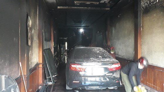 Cảnh sát dùng xe thang giải cứu an toàn 5 người trong ngôi nhà bốc cháy dữ dội lúc rạng sáng