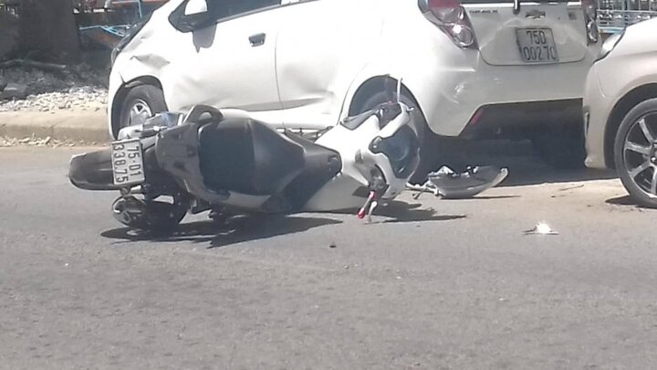 Đi SH vượt ẩu tông thẳng vào ô tô đậu bên đường