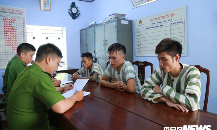 Chủ tiệm ngủ say, kẻ gian đang ngồi nhậu trộm luôn xe máy và điện thoại