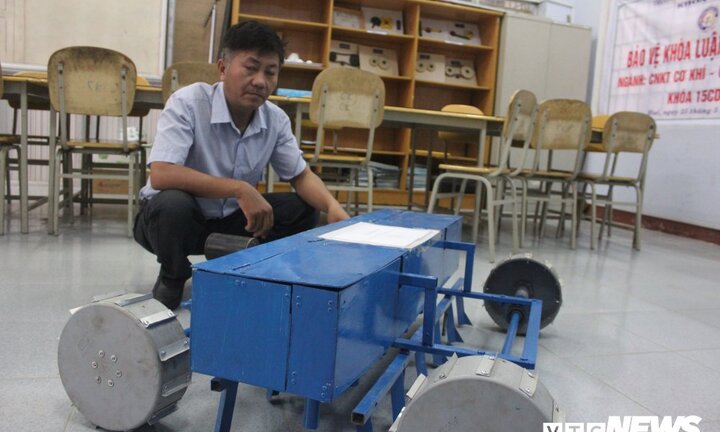 Nhóm sinh viên Huế sáng chế máy tự động xới đất, gieo lạc