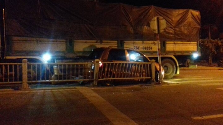 Xe tải tông xe con, 3 người đập cửa kính thoát thân trong đêm ở Huế