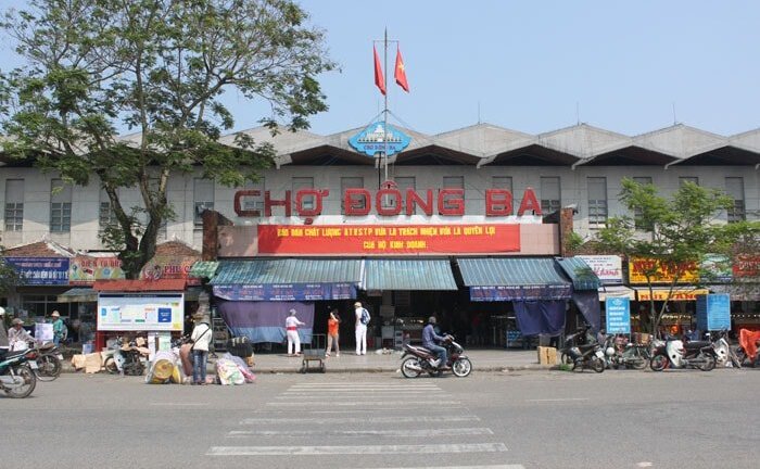 Bị nhắc nhở dựng xe thiếu ý thức, kẻ côn đồ hung hăng đâm bảo vệ