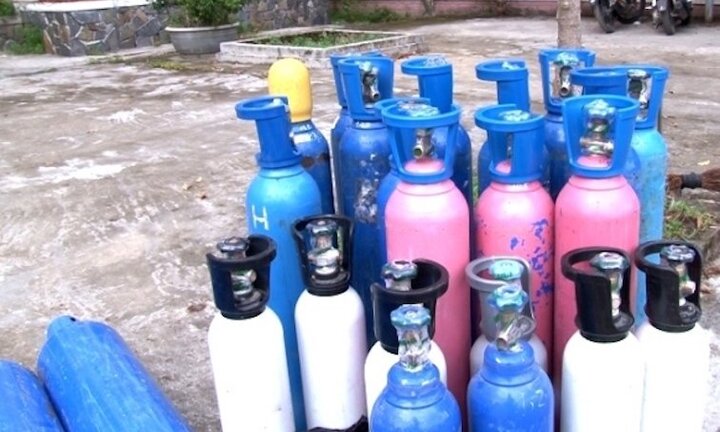Bắt giữ xe tải chở hàng chục bình khí gây cười không rõ nguồn gốc
