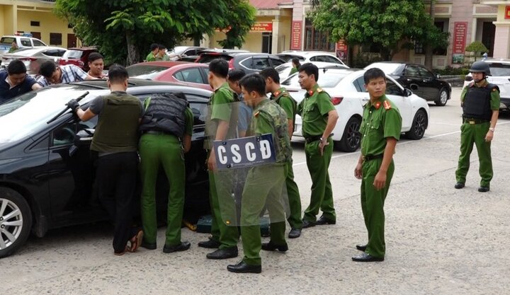 Côn đồ lao ô tô vào trụ sở công an, cầm dao doạ tấn công chiến sĩ