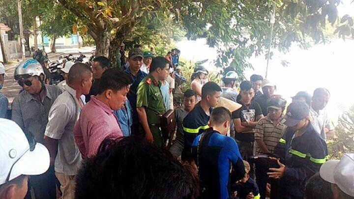 Hàng chục chiến sĩ công an lặn tìm người nhảy sông nghi tự tử