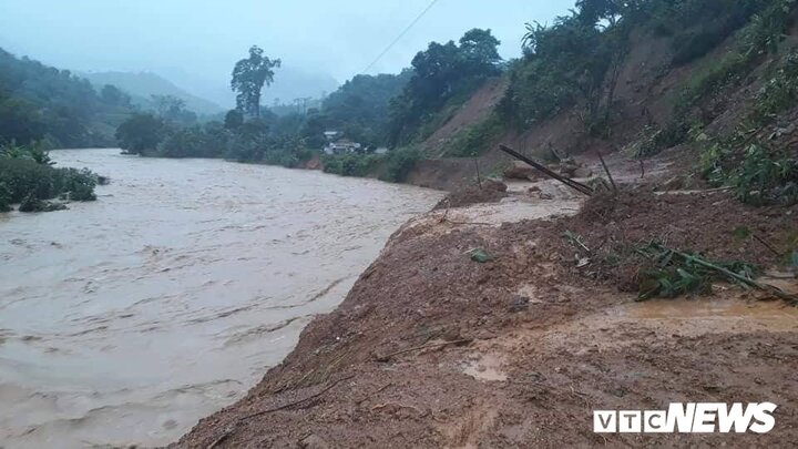 Mưa lũ kinh hoàng ở Sơn La: Giao thông chia cắt, 425 hộ dân bị cô lập hoàn toàn