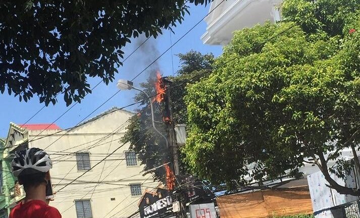 Cột điện phát nổ, bốc cháy ngùn ngụt ở Huế