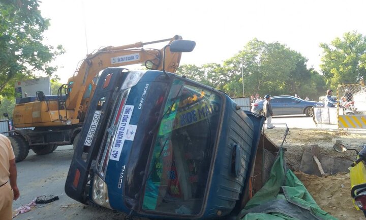 'Hố tử thần' trong công trình nuốt trọn xe tải chở đất