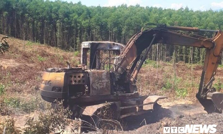 Máy xúc cháy trơ khung nghi bị đốt trong rừng ở Quảng Trị