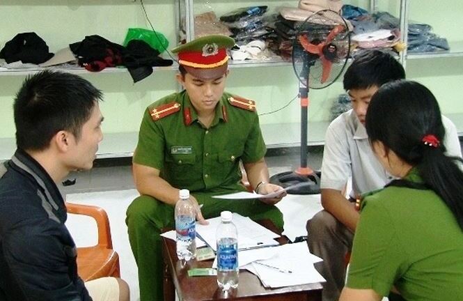 'Phù phép' gần 2.000 bộ quần áo không rõ nguồn gốc thành hàng hiệu