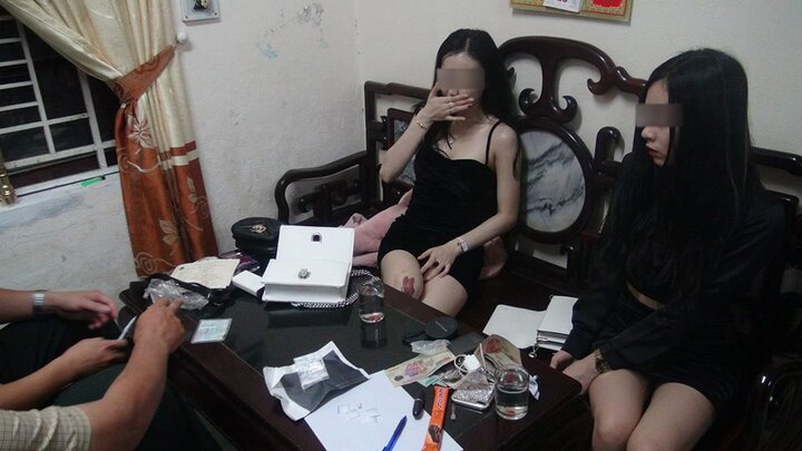 Tàng trữ ma tuý, 2 thiếu nữ xinh đẹp xứ Huế bị bắt trong đêm
