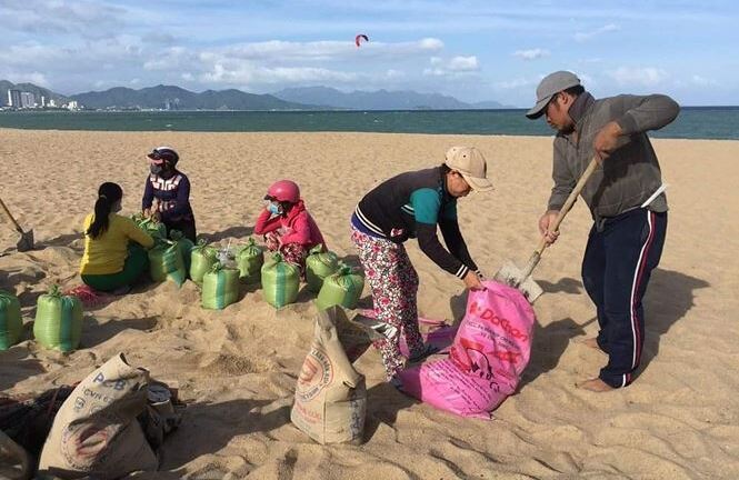Ảnh: Đối phó bão số 9, dân Khánh Hoà đổ xô xúc cát về giữ nhà