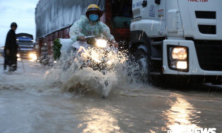 Bão số 9 đi qua, Khánh Hoà chìm trong biển nước, người dân rơi vào cảnh màn trời chiếu đất