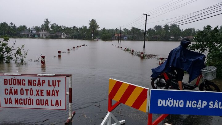 Thủy điện ở Huế điều tiết xả nước, cảnh báo lũ lên nhanh trong tối nay