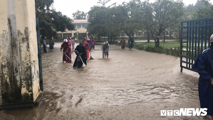 Mưa lũ suốt 1 tuần, hơn 8.000 học sinh ở Huế chưa thể đến trường